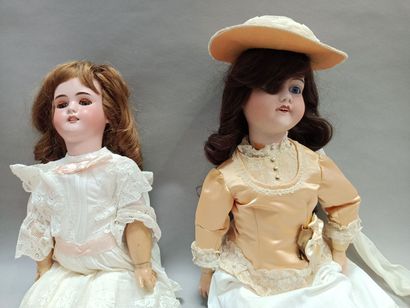 null 
Two marked dolls, the head in cookie, the mobile eyes, the open mouth and natural...