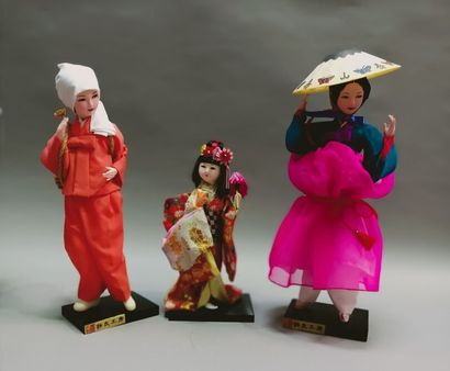 
Trois poupées asiatiques en terre cuite....