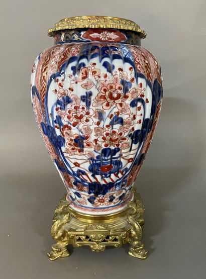 
Vase ovoïde en porcelaine à côtes à décors...