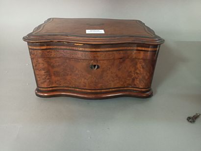 null Walnut burr veneer box with a moving shape. 

19th century.

With key. 

Accidents....