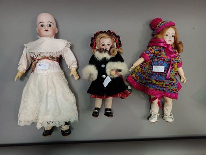 null 
Lot de poupées comprenant : 




- Quatre poupées, la tête en biscuit, monogrammées...