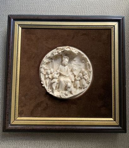 null 
"Deux médaillons ronds en plâtre en haut relief représentant le Christ avec...