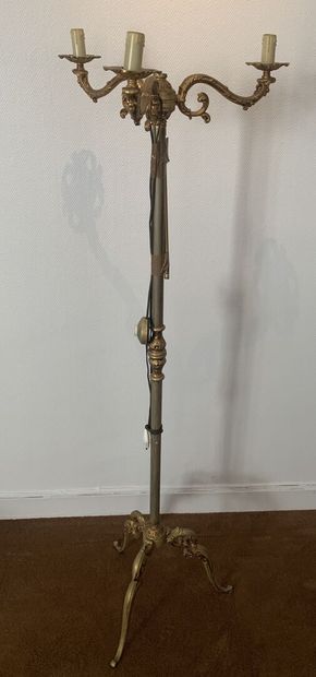 null 
Floor lamp in gilded metal with three lights. 




Louis XVI style. 




H...