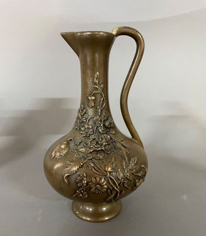 null 
Small pitcher in bronze chased of flowers in relief signed C. JACKSON.




H...