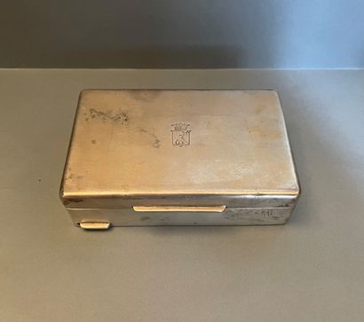 null Box of rectangular shape in plain silver 800°/°°, the lid decorated with an...