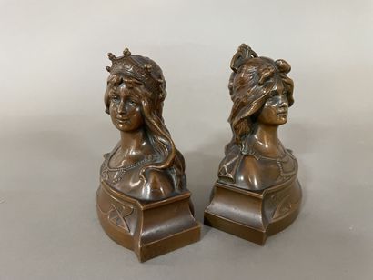 null 
Attributed to Marcel C. RENARD (1893-1974).




Two busts of young women.




Pair...