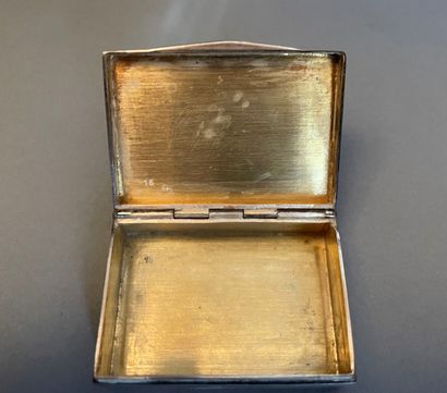 null 
-Rectangular silver pill box with guilloche lid and vermeil interior.


1,5...
