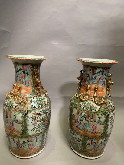 null 
Paire de vases balustre en porcelaine richement décoré de scènes traditionnelles...