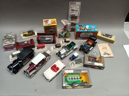 null Fort lot de voitures miniatures de collection et divers.