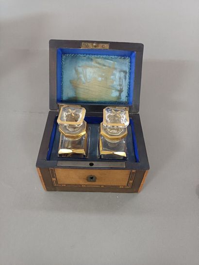 null Box with two bottles with gilding decoration. 

9,5 x 11 x 10 cm.