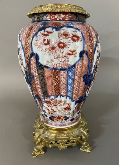 null 
Vase ovoïde en porcelaine à côtes à décors dans le goût Imari, monture en bronze...