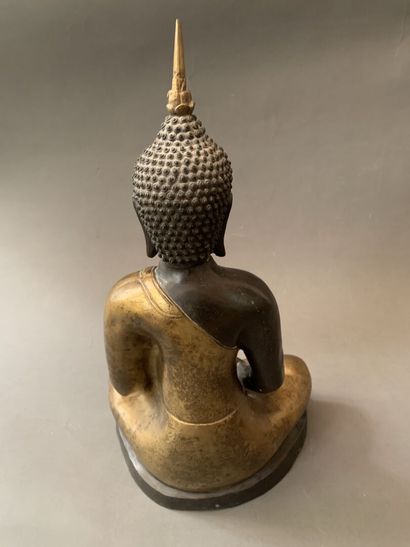null 
Bouddha assis en Dhyana mudra en bronze doré, de patine noire. 




Thaïlande.




H...