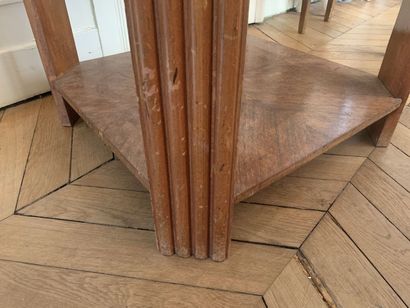 null 
Table bout de canapé en bois de forme carrée à quatre pieds reliés par une...