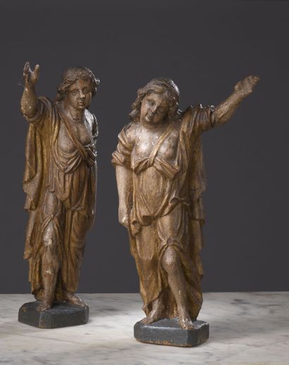null Pair of carved wood angels forming a pendant.

18th century.

Missing wings.

H....