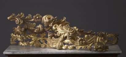 null Two pieces of gilded wood paneling with foliage pattern.

18th century.

Accidents.

L....