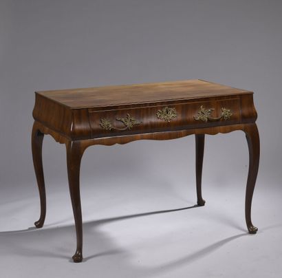 null Mahogany and mahogany veneer middle table; rectangular shape, the belt in wide...