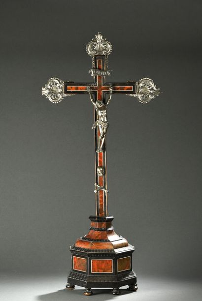 null Altar cross

Silver, red tortoiseshell, ivory, ebony and blackened wood

France,...