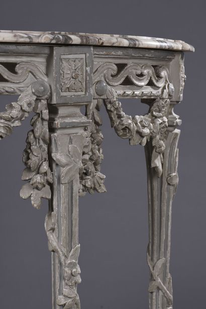 null Half-moon console in carved wood lacquered gray.

The openwork belt with a frieze...