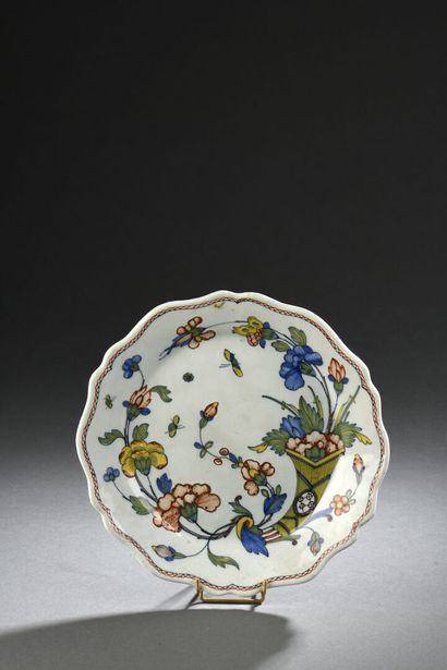 null ROUEN

Earthenware plate with contoured edge with polychrome decoration of a...