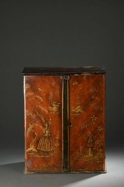 null Small cabinet in red lacquered wood in the taste of China, with gilded decoration...