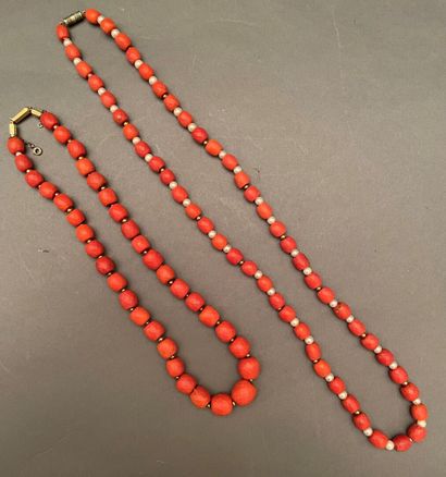 Lot of two necklaces of faceted coral balls,...