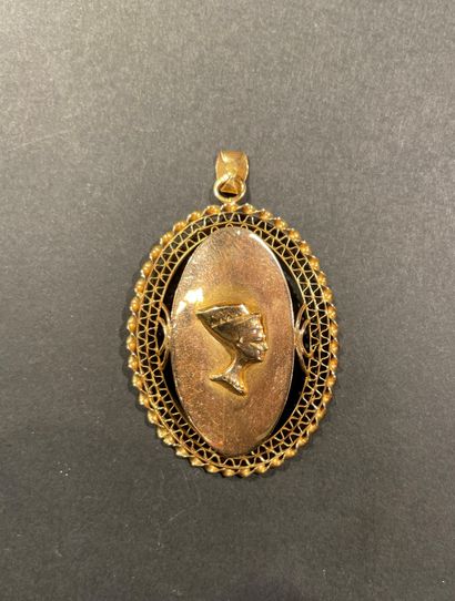 Oval medal in yellow gold decorated with...