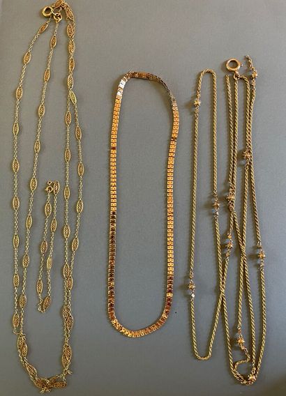 null Lot in yellow gold including :
- Long necklace and bracelet with oval filigree...