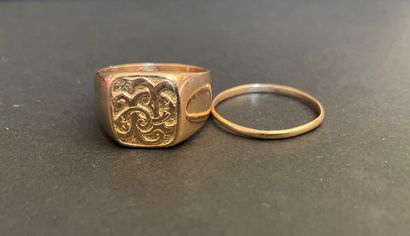 Yellow gold signet ring.
We join :
a yellow...
