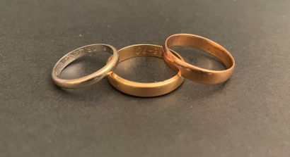 Lot of three wedding rings :
- Pink gold...