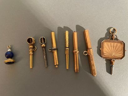 Two lots of watch keys :
- one in 18K gold,...