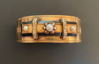 null Bracelet ruban rigide ouvrant en or jaune orné de sept hirondelles en argent...