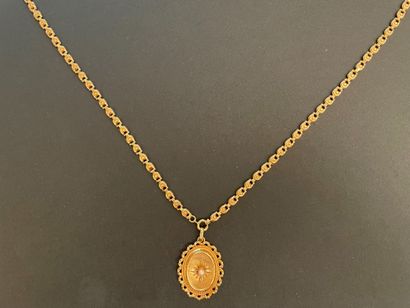 null Oval pendant in yellow gold with a cultured pearl in the center, with a chain...