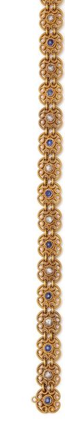 null Bracelet ruban articulé composé de 19 motifs fleurs en or jaune filigrané, ornés...