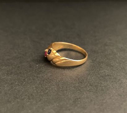 null Twisted yellow gold ring set with a ruby between two navette-cut sapphires (chips).
Weight...