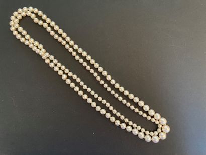 Long necklace of cultured pearls in fall...