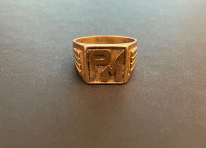 Ring in yellow gold with the initials PM.
Weight...