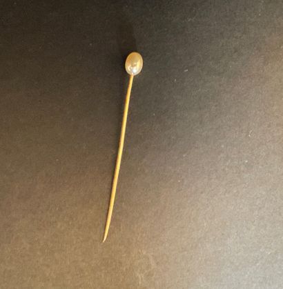 Imitation pearl tie pin on yellow gold.
Gross...