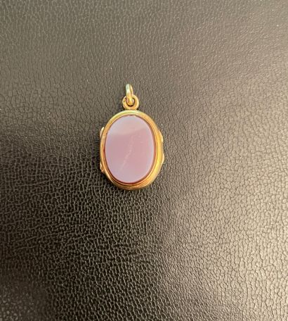 null Oval opening medallion pendant in sardonyx plates on yellow gold.
Gross weight:...