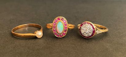 Lot of three old rings in yellow gold :
-...