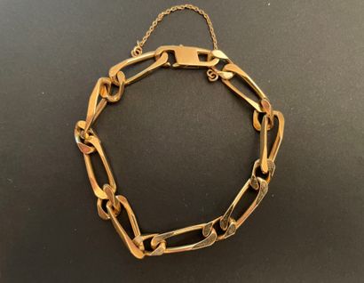 null Bracelet chaîne maille figaro en or jaune.
Poids : 18,2 g. - L. : 18,5 cm