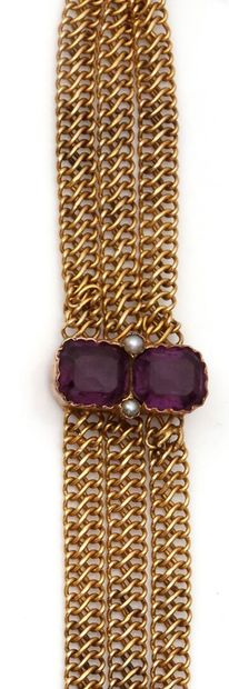 null Bracelet composé de trois chaînes rubans en or jaune coupées d'un motif orné...