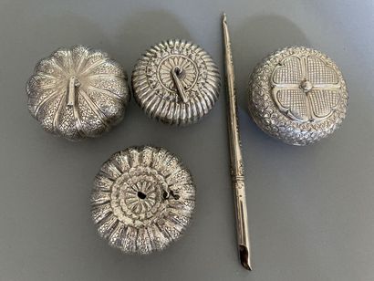 null Set of 4 boxes and straw in foreign silver.

Weight : 162 g

Accidents