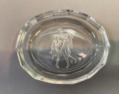 Crystal bowl the bottom cut in cameo of a...