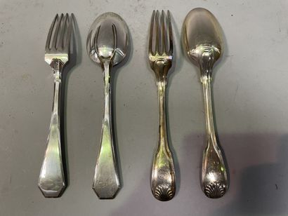 null Lot of silver cutlery, including an Art Deco cutlery.

Weight : 775g.