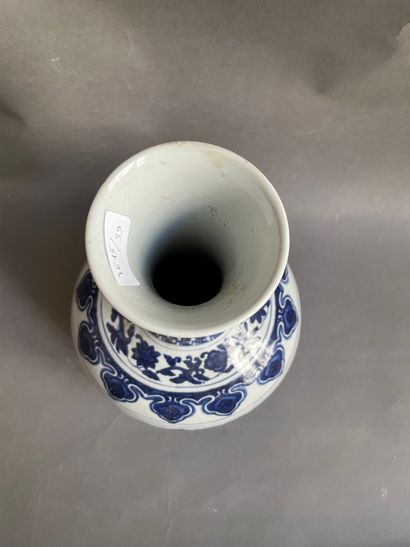 null 
CHINE

Vase balustre en porcelaine à décor fleurs et feuillage en bleu et blanc

H...