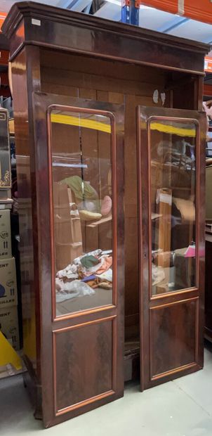 null Mahogany veneer bookcase with two semi-glazed doors.

208 x 110 x 37 cm

Accidents...