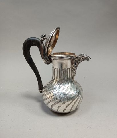 null Silver marabou coffee pot with simulated twisted flutes.

Some dents and accidents....