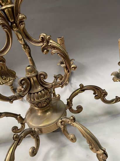 null Chandelier with six lights out of gilded metal and engraved of reasons of leaves.

Louis...