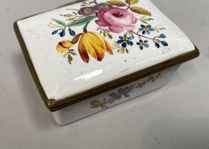 null Boîte rectangulaire à décor émaillé de fleurs,

monture en métal doré

XIXe...