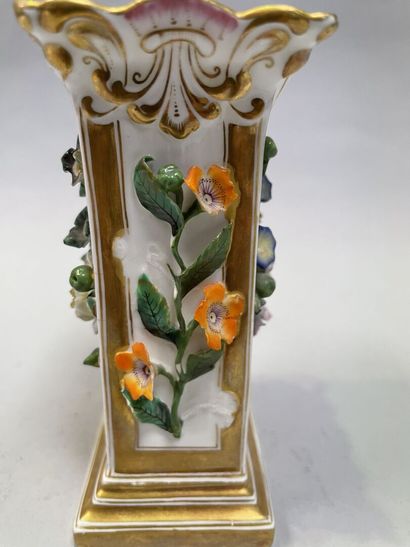 null Small quadrangular porcelain vase decorated with flowers.

Restoration period.

13...